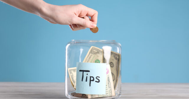 How much do you tip movers in Los Angeles?